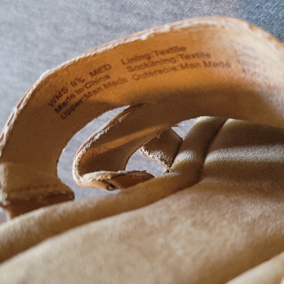 Size 9.5 med Croft&Barrow Tan Shoes - Picture 3 of 4